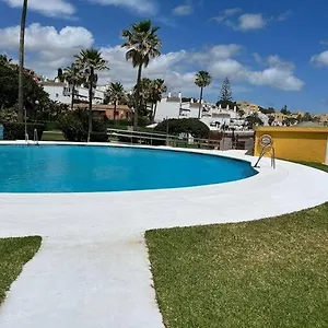 Aan Boulevard En Zwembad , Sitio de Calahonda España